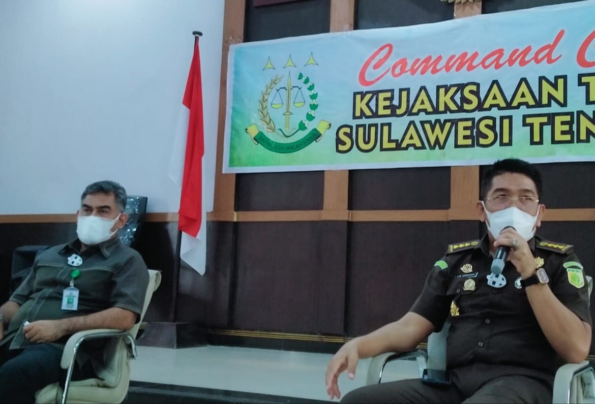Aspidsus Kejati Sultra, Saiful Bahri Siregar, saat konferensi pers di Aula Kantor Kejati Sultra (Foto: Riswan/SULTRAKINI.COM)