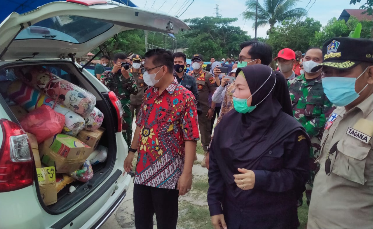 Wali Kota Kendari Sulkarnain saat mengecek bantuan yang akan dikirim ke Sulbar, ( Foto: Riswan/SULTRAKINI.COM)