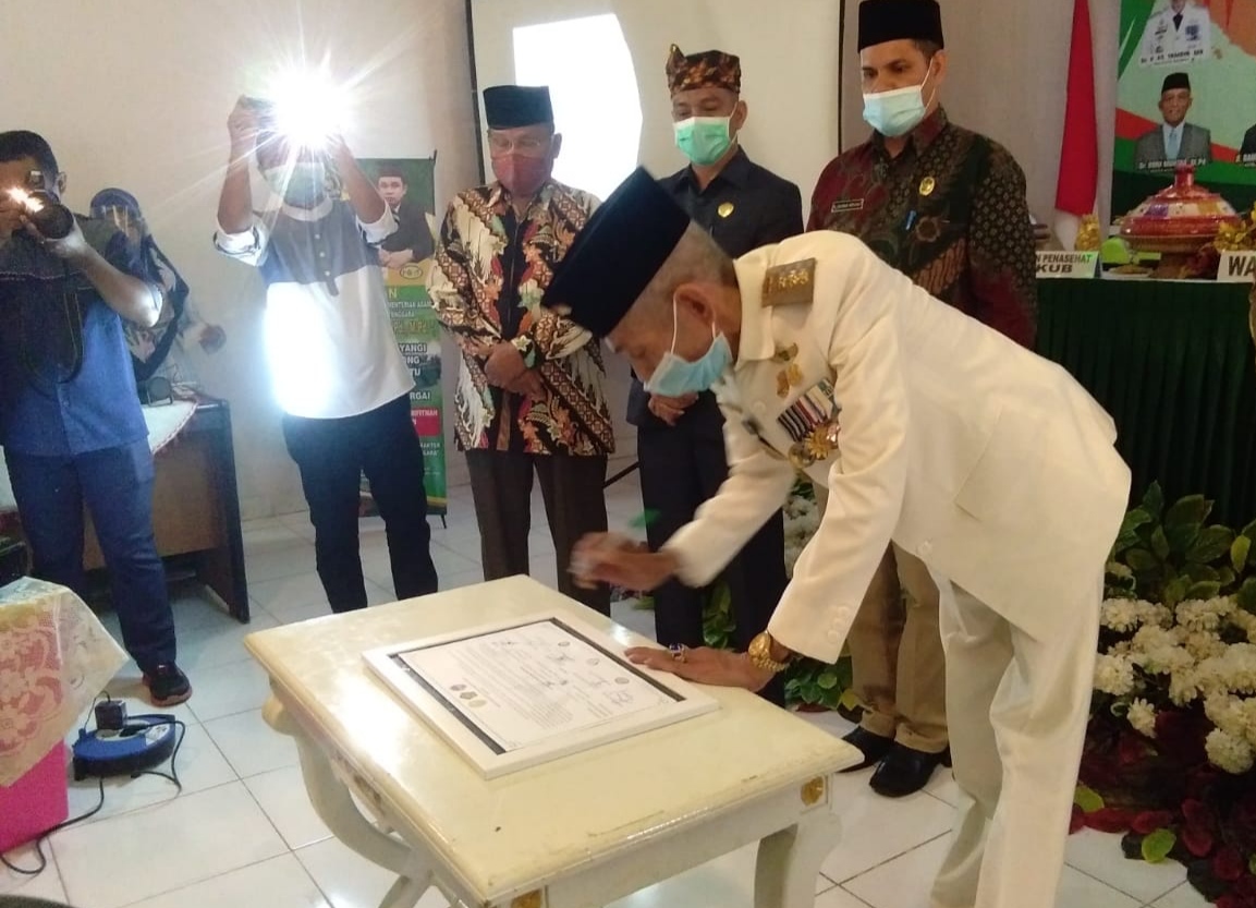 Wali Kota Baubau, AS Tamrin saat menandatangani resolusi keumatan untuk Indonesia rukun Tahun 2021 (Foto Aisyah Welina/SULTRAKINI.COM)