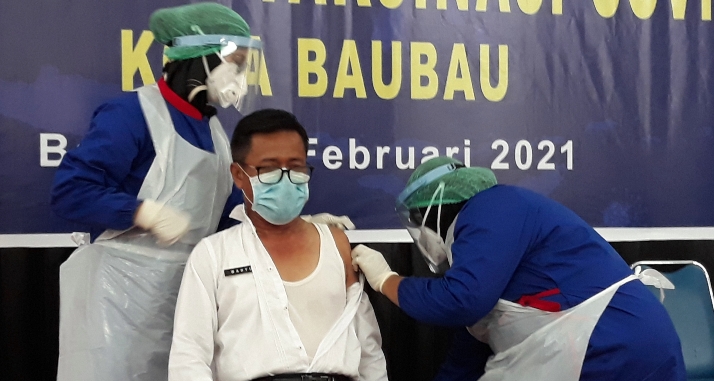 Kepala Dinas Kesehatan Baubau, dr Wahyu, saat divaksin pada Kick Off Pencanangan Vaksin Covid-19 Kota Baubau (Foto: Aisyah Welina/SULTRAKINI.COM)