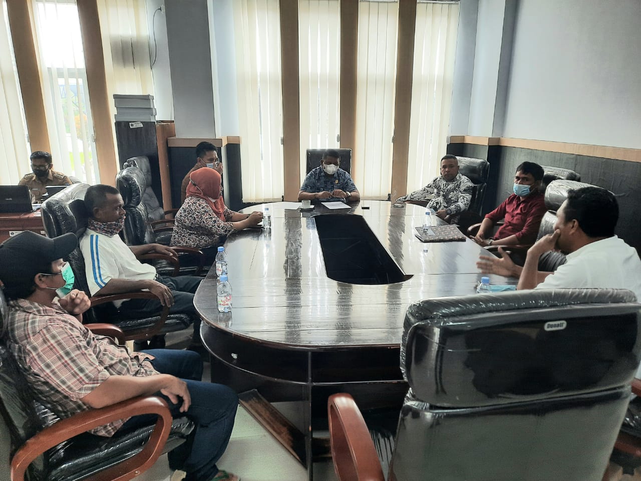 Ketua DPRD Kota Kendari, Subhan didampingi Ketua Komisi III, Rajab Jinik menerima keluhan warga Kelurahan Lalodati (Foto: La Niati/SULTRAKINI.COM)
