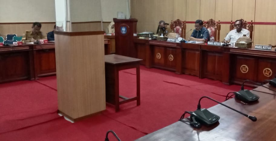 Situasi Rapat Dengar Pendapat DPRD Wakatobi bersama Pemerintah Daerah tentang pelaksanaan Pilkades (Foto: Amran Mustar Ode/SULTRAKINI.COM)