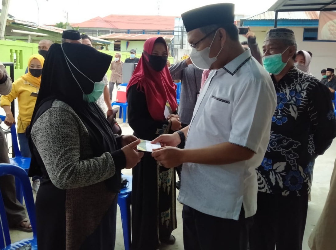 Wali Kota Kendari menyalurkan zakat kepada masyarakat pelaku usaha rumahan (Foto: Riswan/SULTRAKINI.COM) ﻿