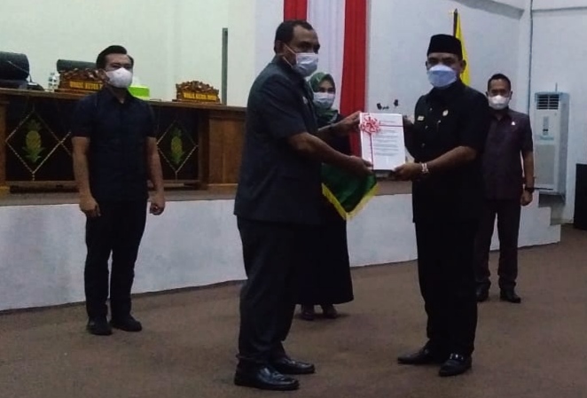Wakil Wali Kota Baubau, La Ode Ahmad Monianse dan Ketua DPRD Kota Baubau, Zahari menerima berkas usulan Raperda baru, (Foto: Aisyah Welina/SULTRAKINI.COM)