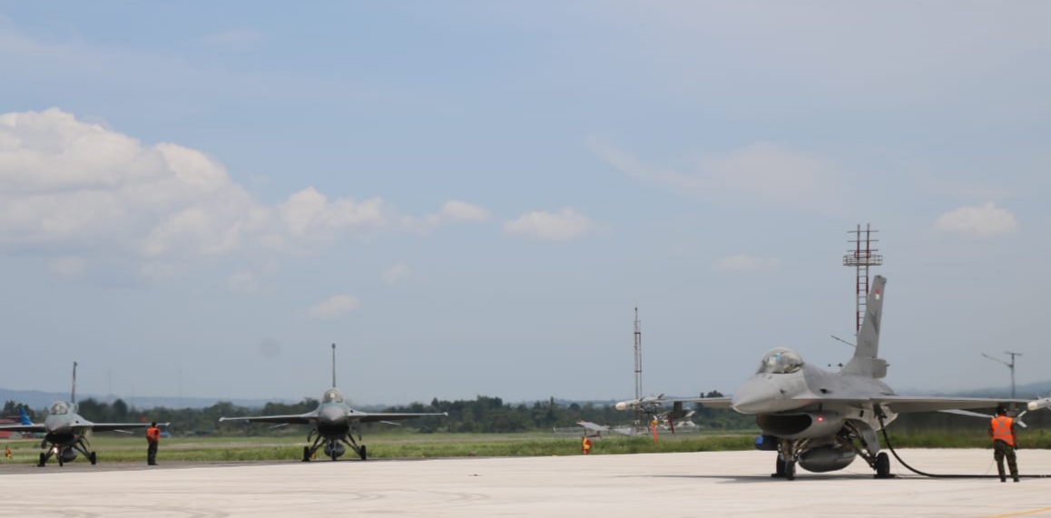 Pesawat tempur F-16 Fighting Falcon saat di Bandara Lanud Haluoleo, (Foto: Ist)