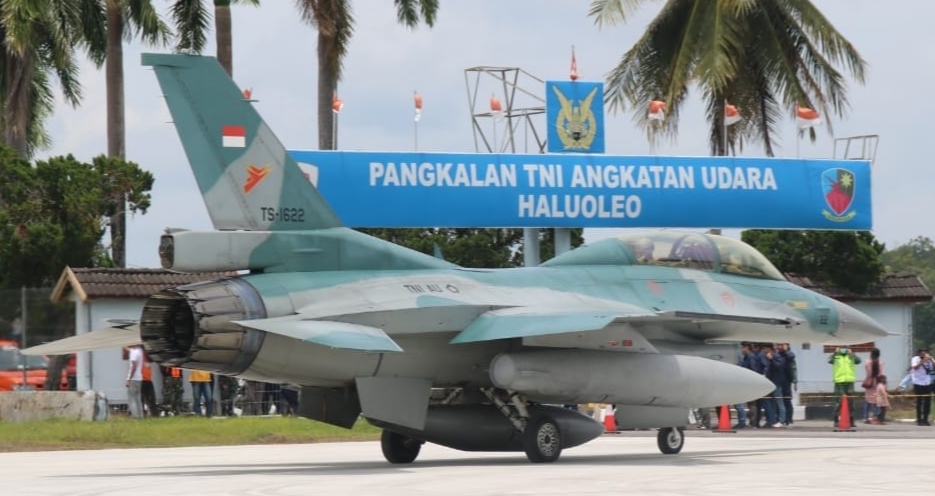 Pesawat F-16 fighting Falcon saat take off dari Bandara Lanud Haluoleo Kendari, (Foto: Riswan/SULTRAKINI.COM) ﻿