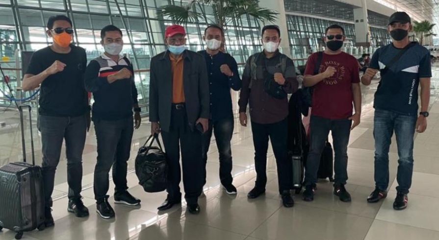 Tim Kejaksaan Negeri Kendari bersama kepolisian usai melakukan pengamanan terhadap tersangka hendak menuju Kendari di Bandara Soekarno-Hatta (Foto: Ist)