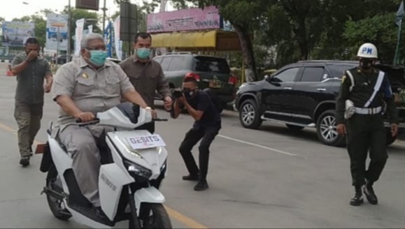 Gubernur Sulawesi Tenggara Ali Mazi uji coba Motor Listrik bertenaga baterai di jalan raya, (Foto: Riswan/SULTRAKINI.COM)