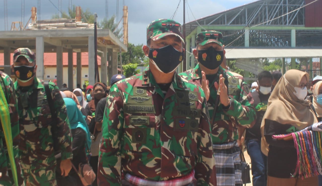 Panglima Kodam (Pangdam) XIV/Hasanuddin, Mayjen TNI Andi Sumangerukka saat bertandang di Wakatobi didampingi Danrem 143/HO.(Foto: Amran Mustar Ode/SULTRAKINI.COM)