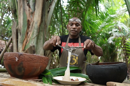 Chef Charles Toto memperagakan cara menggulung papeda kepada pengunjung Ungkea Jungle Resto.