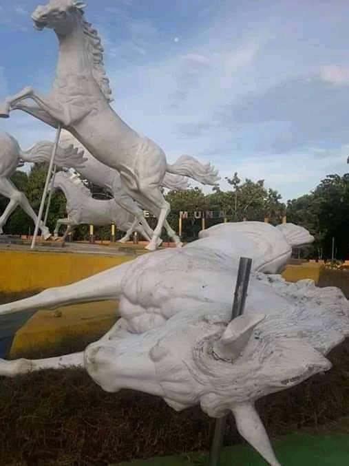 Patung ikon kuda di Muna Barat roboh (Foto: Ist)