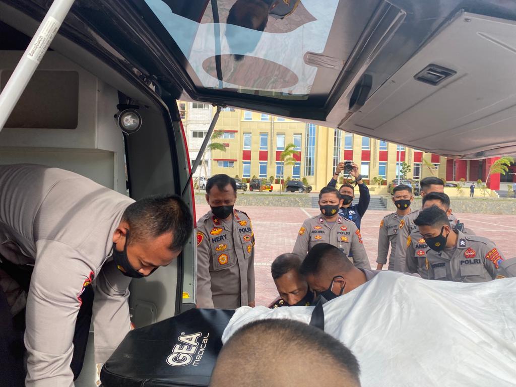 Jenazah Almarhum Briptu Herlis saat dievakuasi di Rumah Sakit Bhayangkara Poso (Foto: Ist)