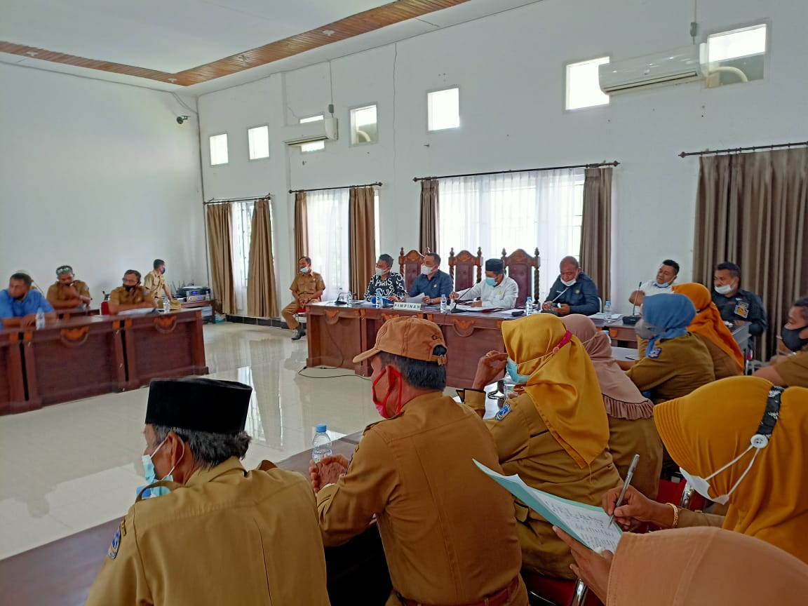 Rapat Audience Komisi III DPRD Muna dengan ratusan guru korban mutasi besar-besaran, (Foto: LM Nur Alim/SULTRAKINI.COM)