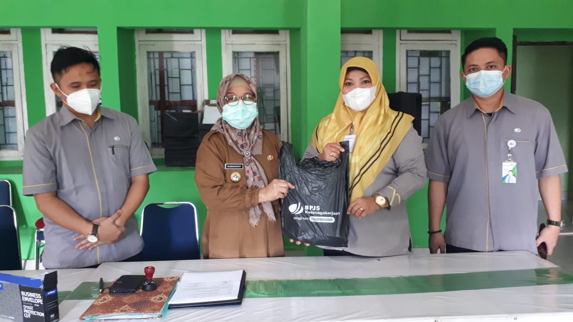 Kepala BP Jamsostek Cabang Sultra, Minarni Lukman menyerahkan bantuan paket sembako ke Dinas Kesehatan Kota Kendari (Foto: Ist)