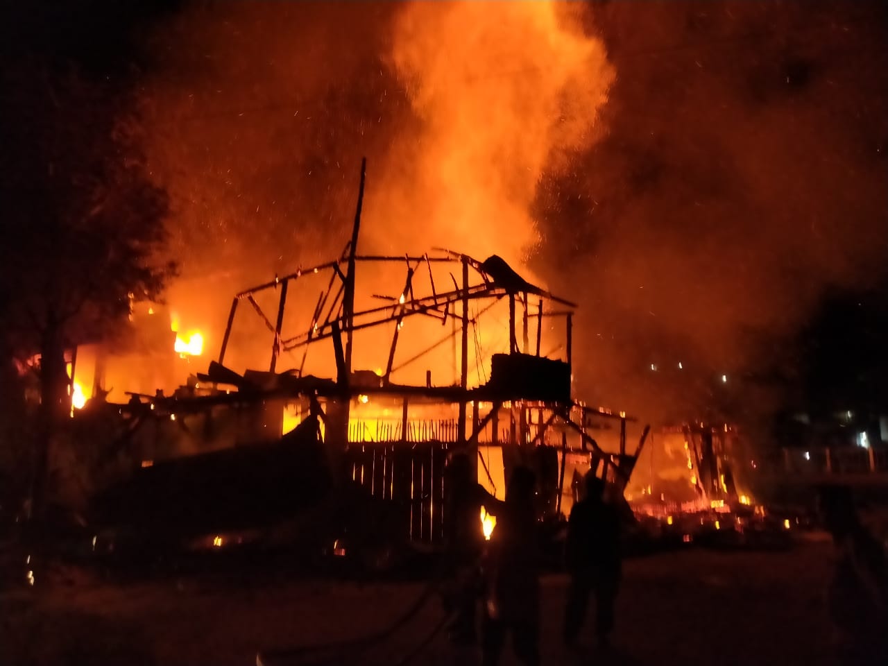 Kebakaran Ruko di Kawasan Jembatan Teluk Kendari. (Foto: Riswan/SULTRAKINI.COM)