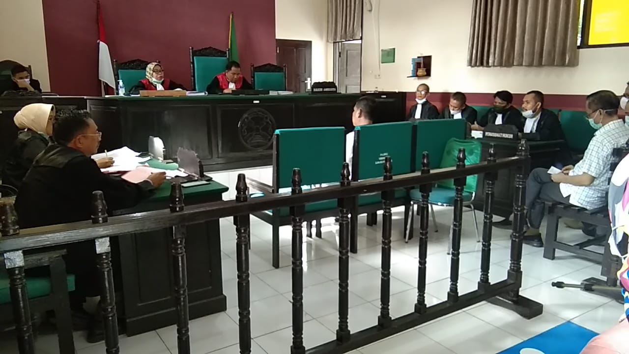 Proses sidang di Pengadilan Negeri Kendari (Foto: La Niati/SULTRAKINI.COM)
