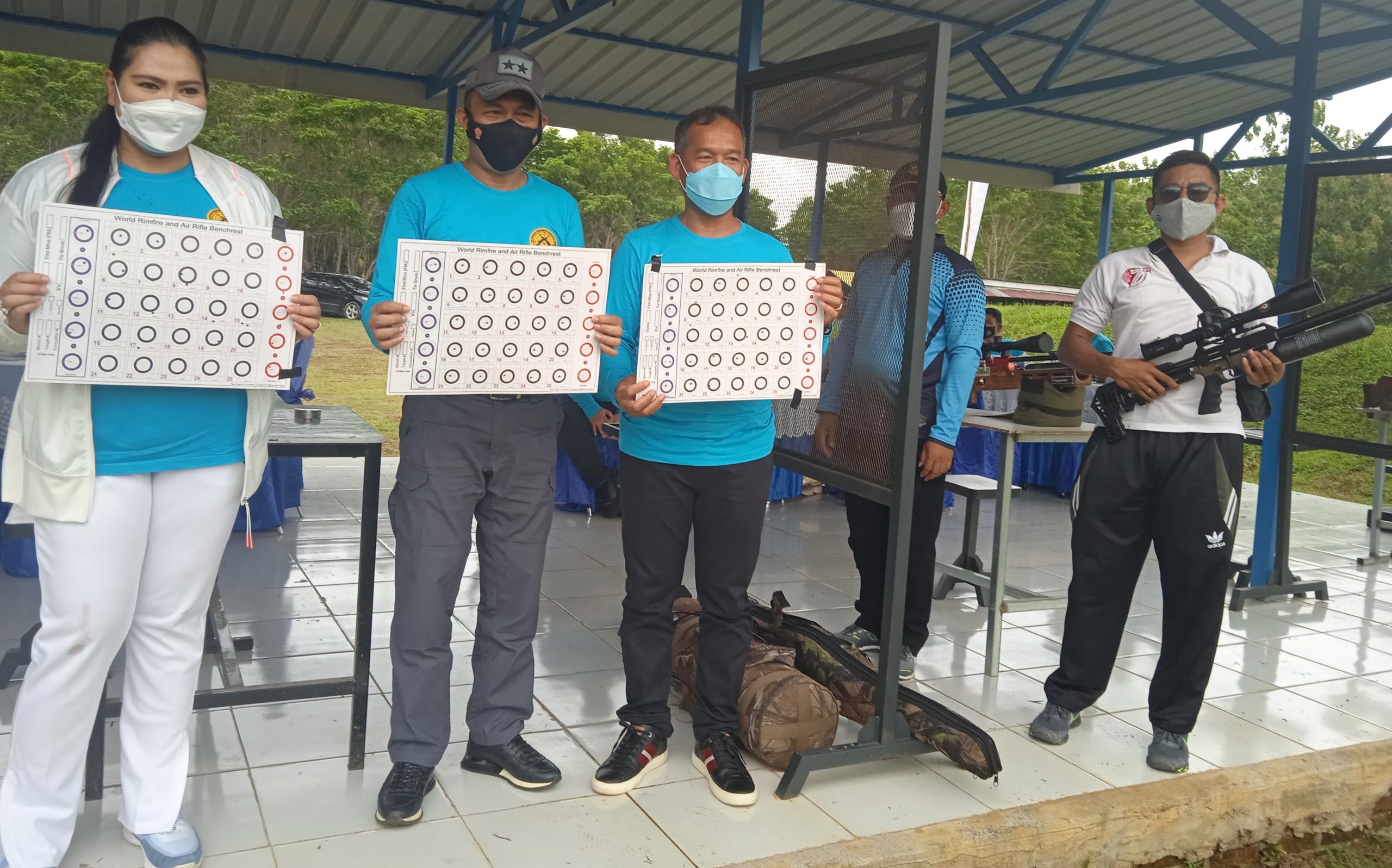 Danlanud Haluoleo, Ketua Perbakin dan Ketua KONI Sultra menunjukkan hasil penembakan uji coba pembukaan lomba (Foto: Hasrul Tamrin/SULTRAKINI.COM)