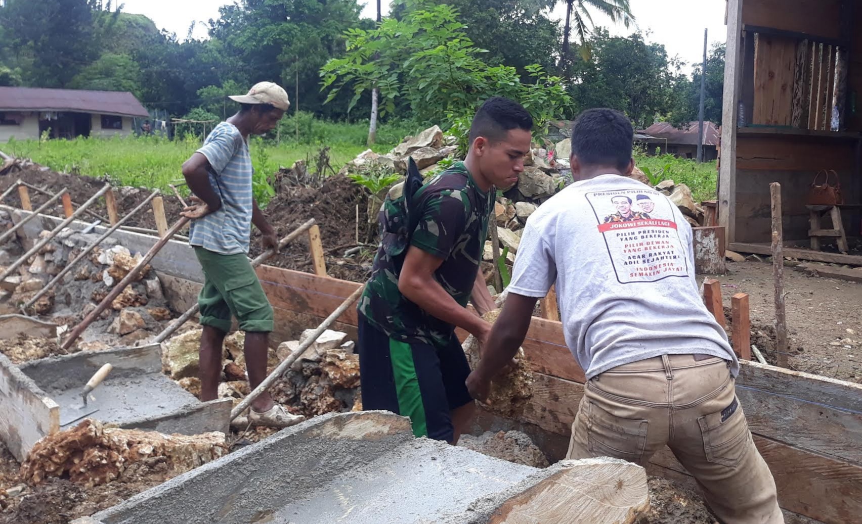 Personel prajurit TMMD bersama warga saat bekerja membuat drainase (Foto: Aisyah Welina/SULTRAKINI.COM)