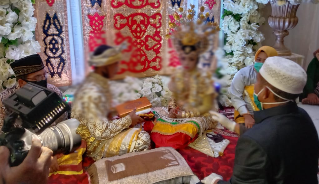 Pernikahan MG dan FNA di rumah mempelai wanita (Foto: Aisyah Welina/SULTRAKINI.COM)