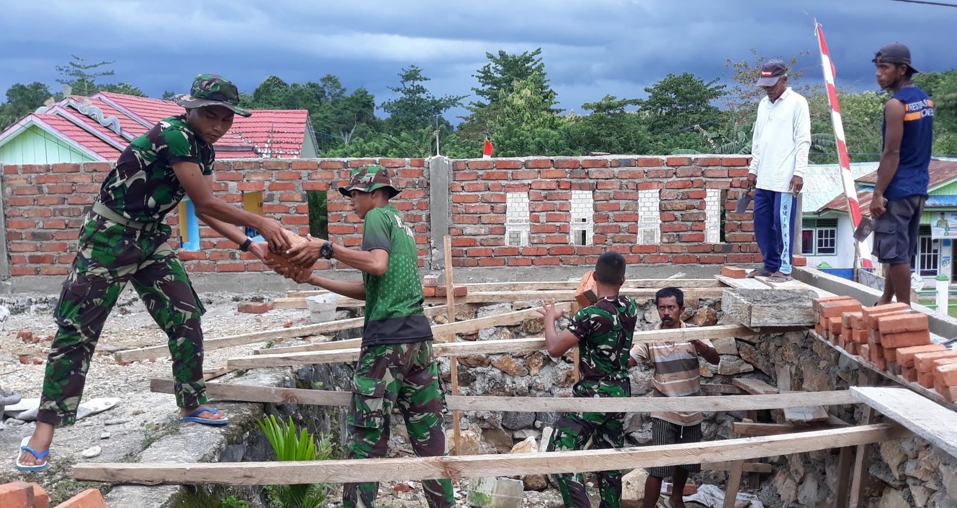 TNI dan masyarakat saling membantu menyiapkan bahan bangunan untuk pagar Masjid (Foto: Aisyah Welina/SULTRAKINI.COM)