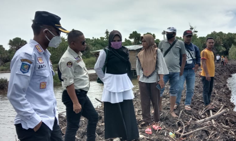 Perwakilan DLH, Camat Kusambi, Kades Lakawoghe dan unsur Masyarakat saat meninjau lokasi Kawasan Hutan Manggrove. (Foto: Hasan Jufri/SULTRAKINI.COM)