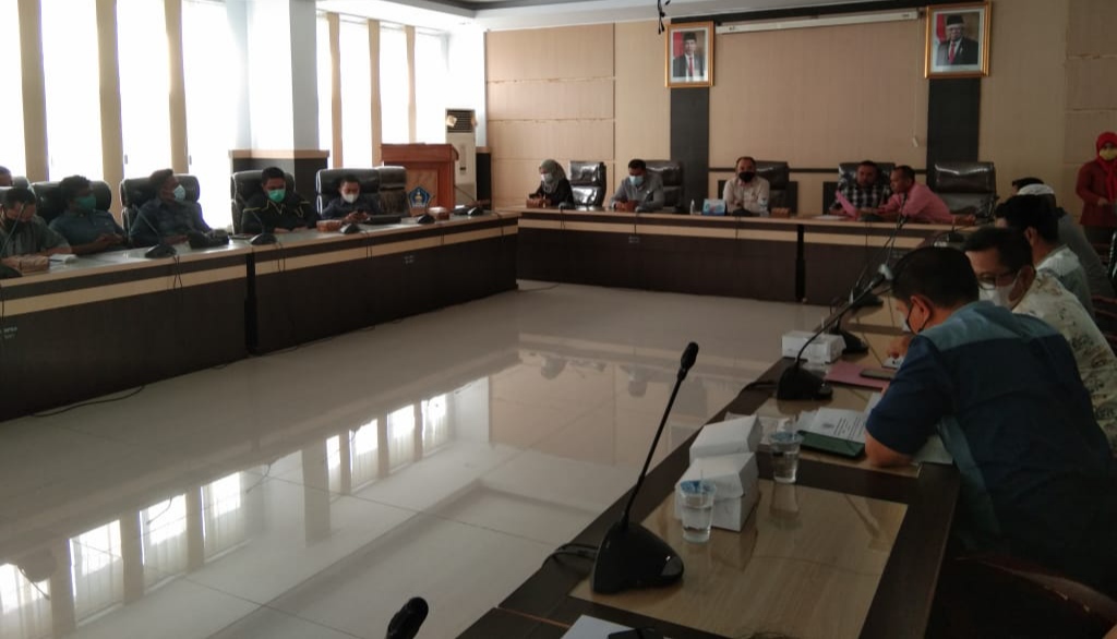 Rapat Dengar Pendapat DPRD Kendari terkait TPI Kendari, (Foto: La Niati/SULTRAKINI.COM)