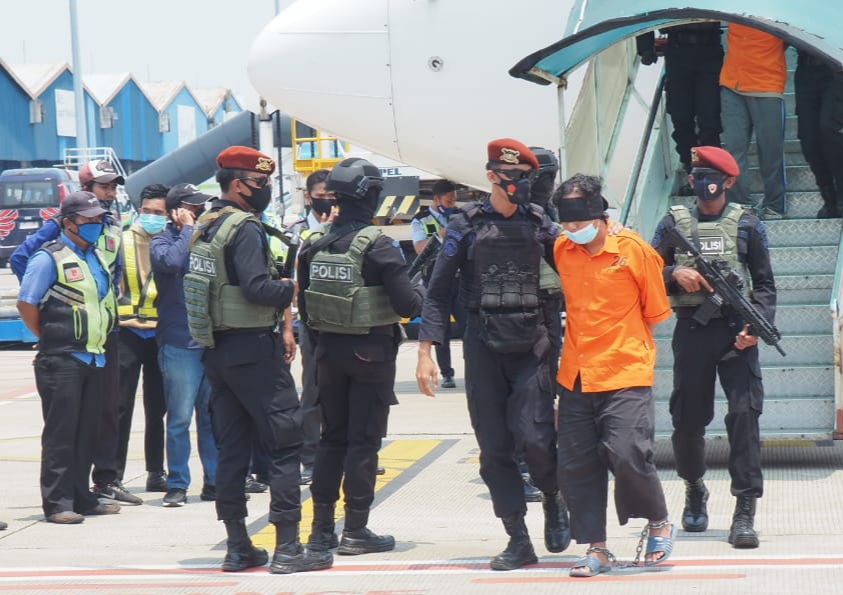 22 teroris saat di gelandang Ke Jakarta melalui jalur udara. (Foto: Dok Mabes Polri) ﻿