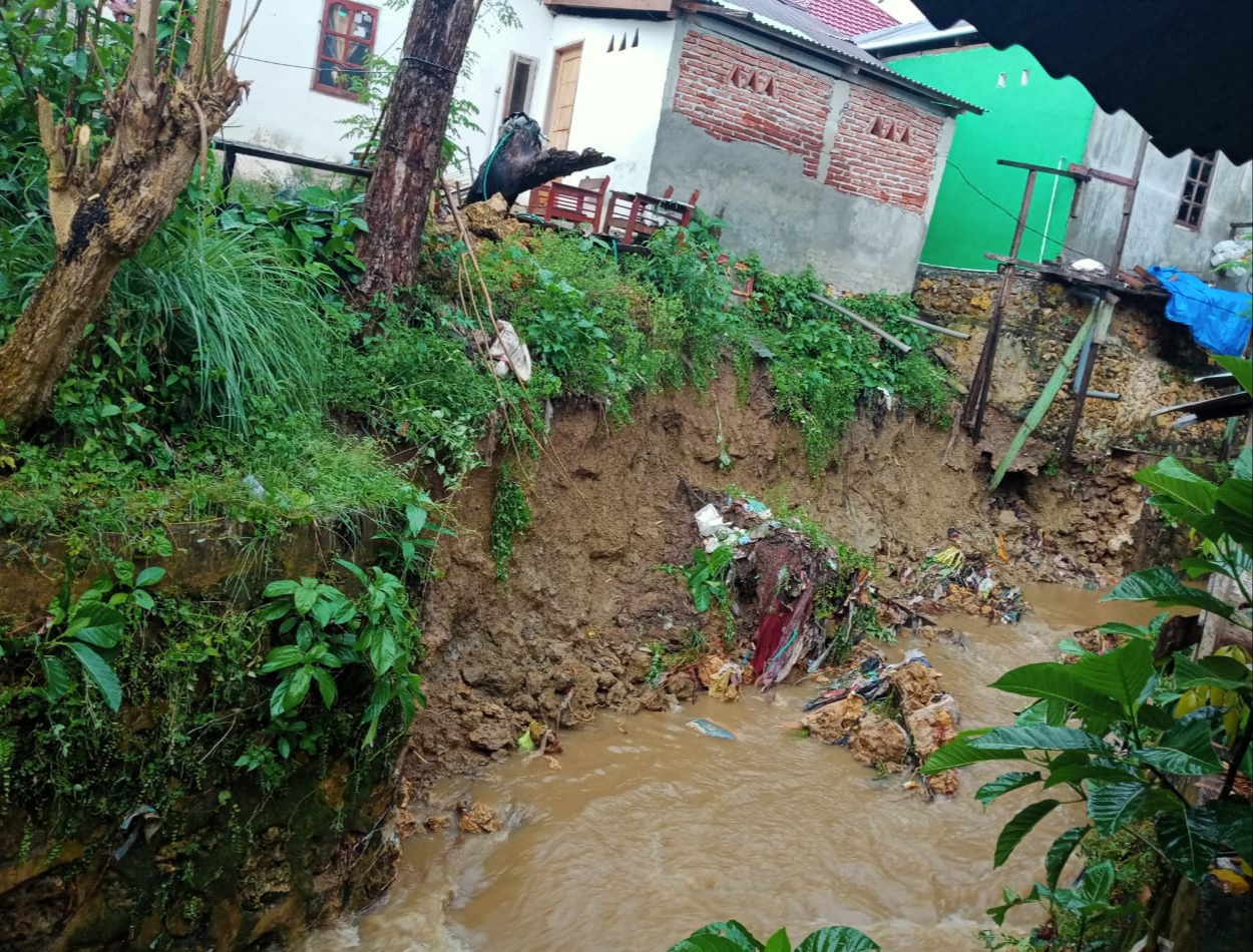 Tampak tanggul yang ambruk dan membahayakan rumah warga, (Foto: LM Nur Alim/SULTRAKINI.COM)