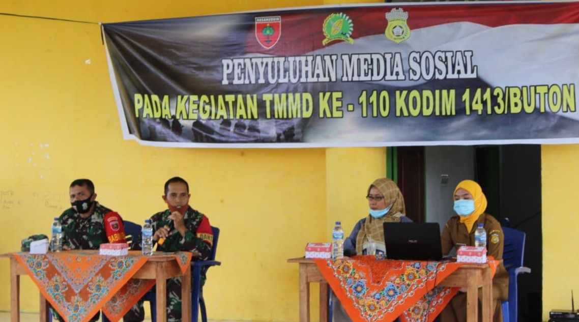 Satgas TMMD bekerjasama dengan Diskominfo Kabupaten Buton saat menyampaikan materi Penyuluhan Media Sosial (Foto: Aisyah Welina/SULTRAKINI.COM)