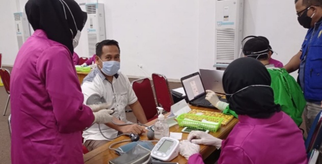 Sekwan DPRD Kota Baubau, Yaya Wirayahman, saat melakukan screening dan pengecekan kesehatan sebelum penyuntikan vaksin (Foto: Ist)