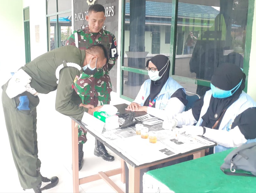 Personel Denpom Kendari saat melakukan pemeriksaan urine (Foto: Dok. BNNP Sultra)