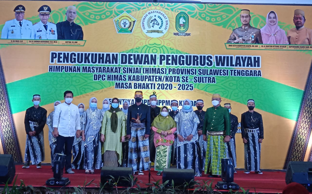 Pengukuhan pengurus HIPPMAS periode 2020-2025 di Hotel Claro Kendari (Foto: Hasrul Tamrin/SULTRAKINI.COM)