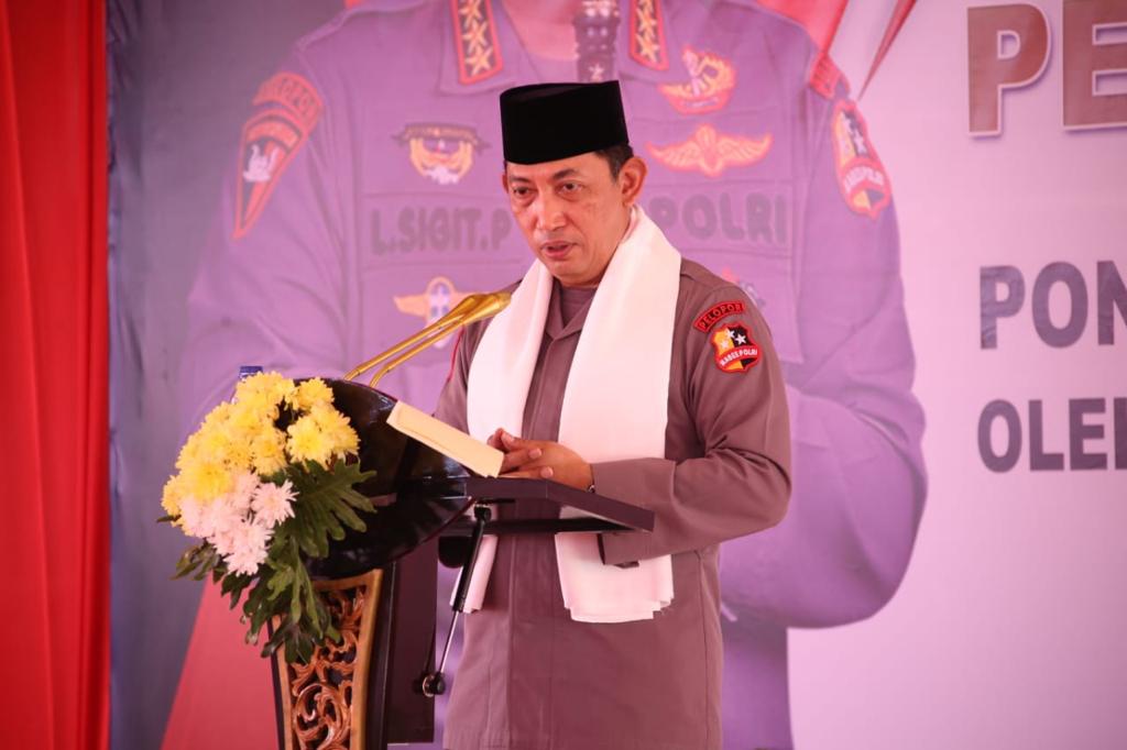 Kapolri Jenderal Listyo Sigit Prabowo saat meresmikan gedung baru Pondok Pesantren (Ponpes) Salafiyah Tajul Falah. (Foto: Dok Mabes Polri) ﻿