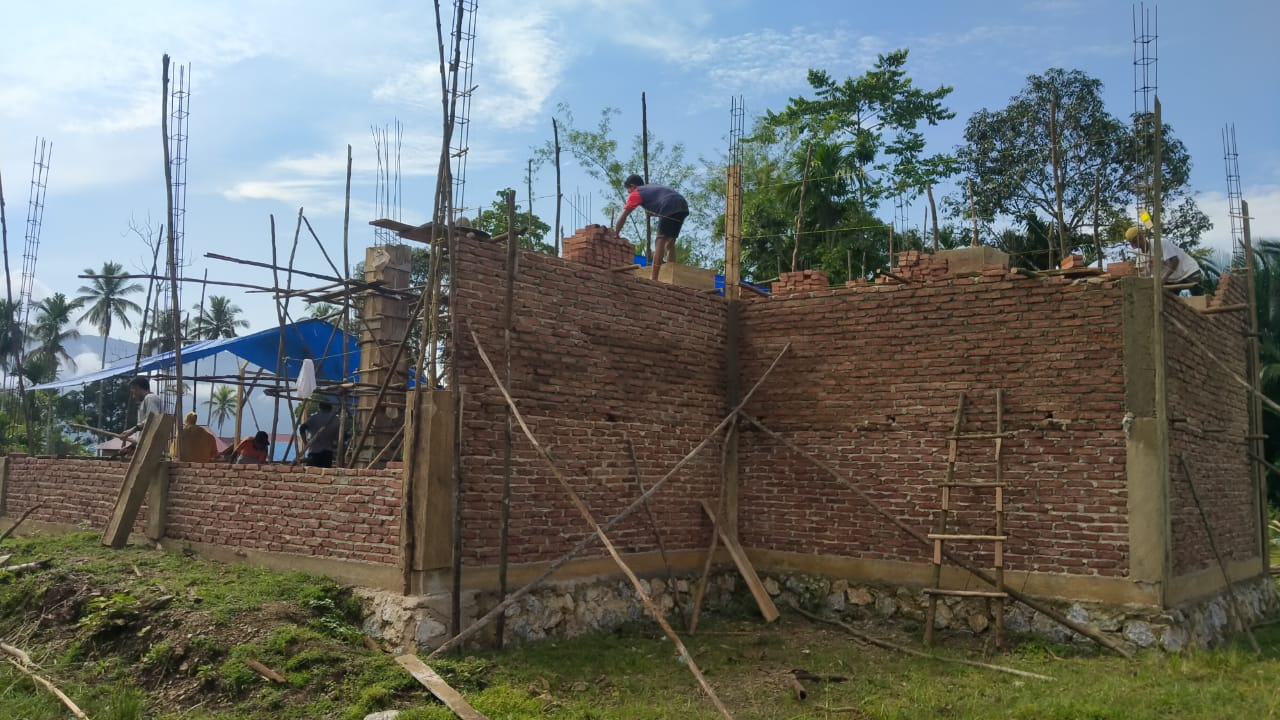 Proses pembangunan Masjid Walandawe sudah akan terhenti (Foto: Aripin Lapotende/SULTRAKINI.COM) ﻿