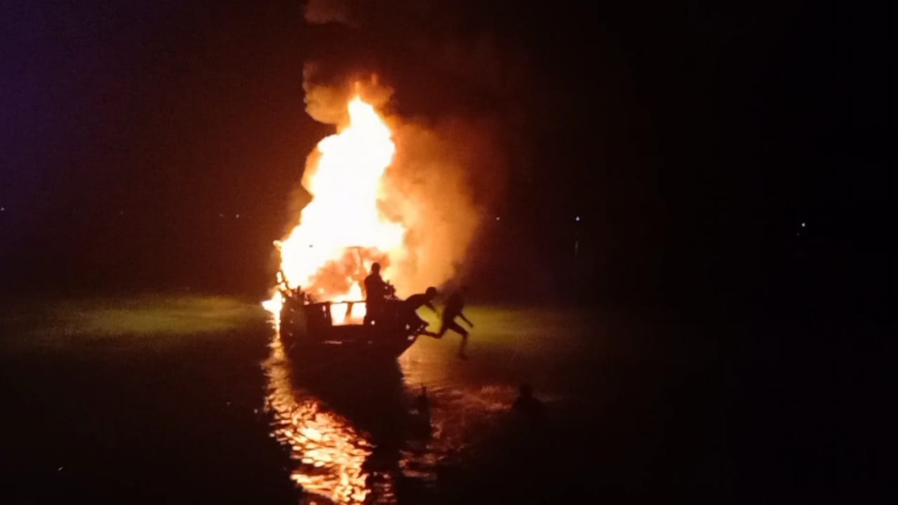 Penampakan kapal pengangkut minyak tanah terbakar (Foto: Amran Mustar Ode/SULTRAKINI.COM)