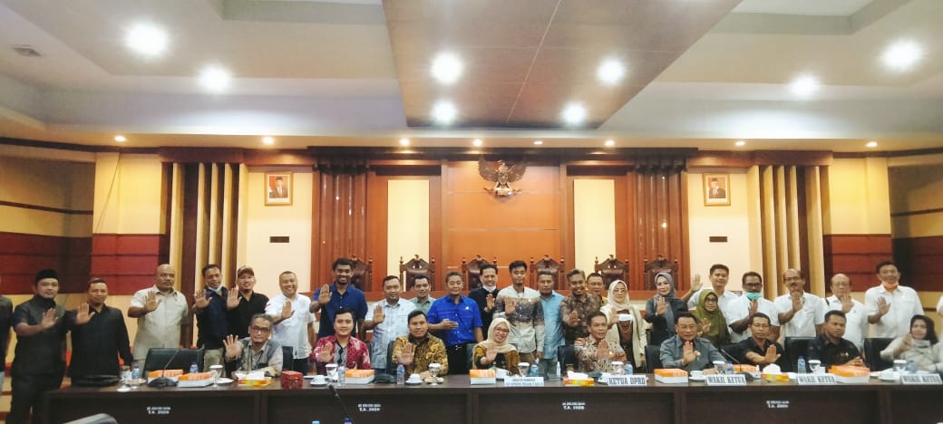 Tim Korsupgah KPK berpose dengan jajaran Keruar dan Anggota DPRD Sultra dalam kunjungannya ke kantor dewan (Foto: La Niati/SULTRAKINI.COM)