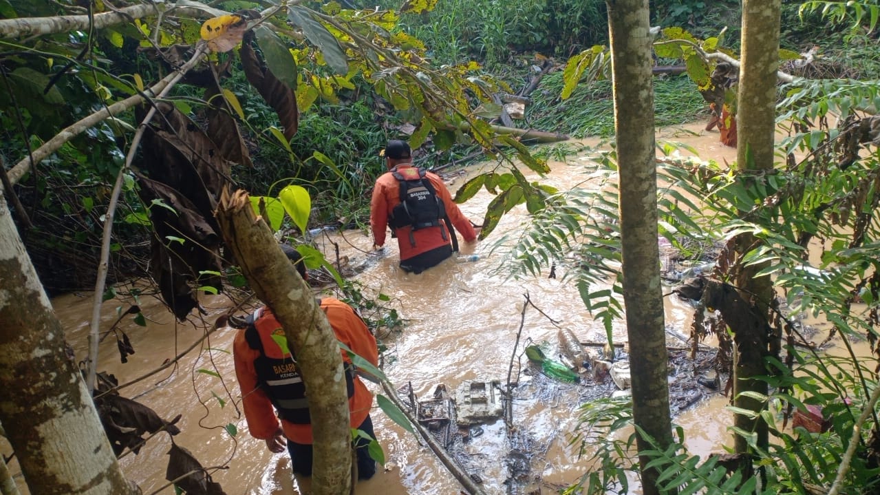 Proses pencarian korban hanyut di saluran air (Foto: Dok Basarnas)