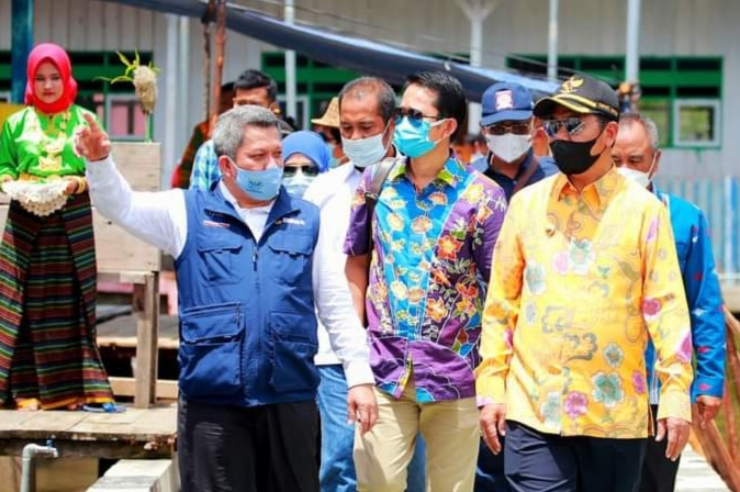 Bupati Buton, La Bakry bersama rombongan Direktorat dari Kementerian Sosial dan PPN/Bappenas RI, (Foto: Ist) ﻿