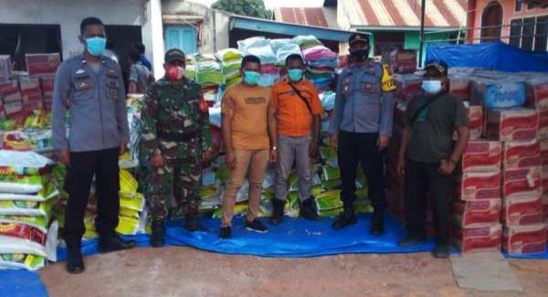 Penyaluran bantuan sembako oleh PT WIN dan PT Pandu Urane Perkasa (Foto: Afdal/SULTRAKINI.COM)