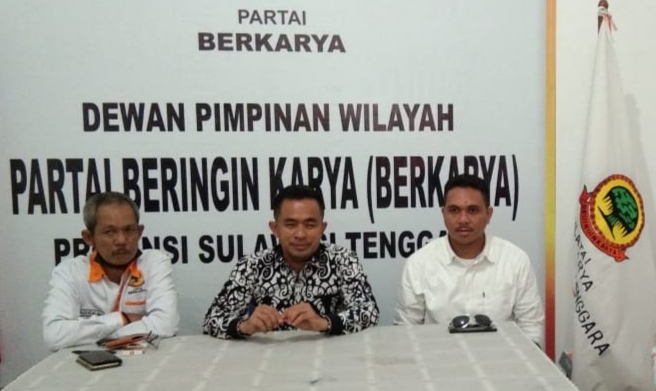 Ketua DPW Partai Berkarya Sultra, Umar Bonte (tengah) bersama pengurusnya (Foto: La Niati/SULTRAKINI.COM)