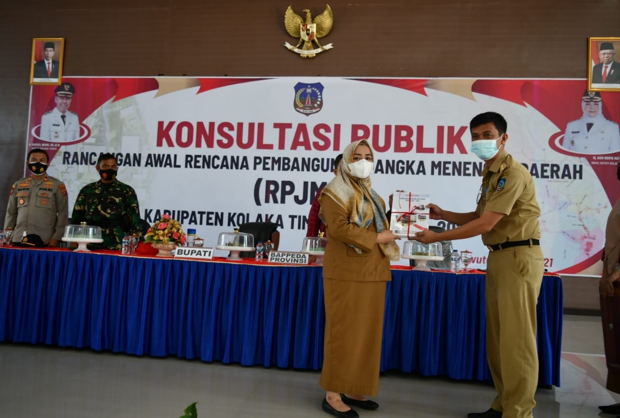 Plt Bupati Koltim, Andi Merya Nur menyerahkan naskah RPJMD periode 2021-2026 (Foto: Hasrianty/SULTRAKINI.COM)