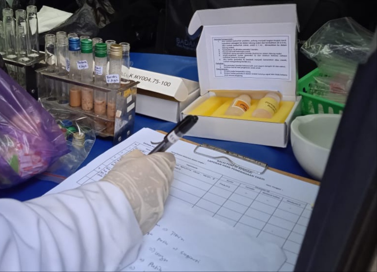 Pemeriksaan sampel Pangan Takjil di Pasar Anduonuhu, (Foto: Wa Rifin/SULTRAKINI.COM)
