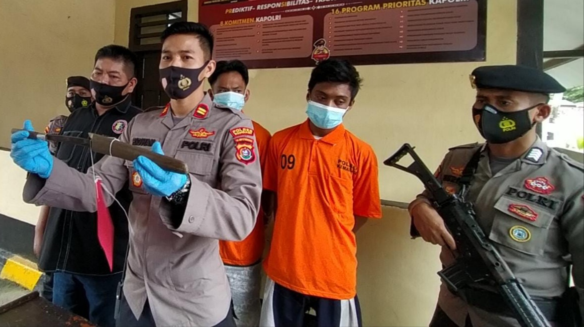 Kapolsek Kemaraya menunjukkan barang bukti hasil penangkapan tindak pidana penikaman seorang wanita di Tambat Labu. ( Foto: Riswan/SULTRAKINI.COM) ﻿