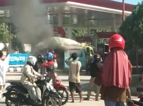 Kebakaran Mikrolet di SPBU Anggoeya.(Foto: Screenshot video amatir) ﻿