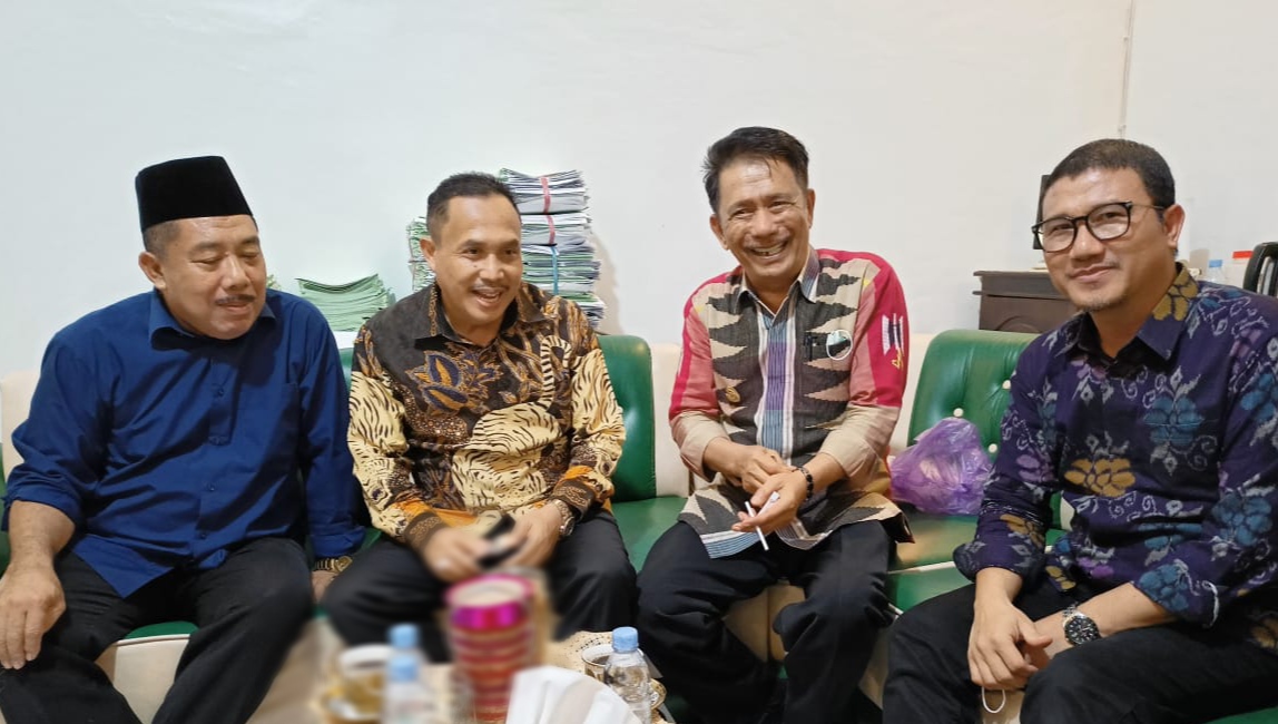 Kepala Kantor Wilayah (Kakanwil) BPN Provinsi Sulawesi Tenggara, Iljas Tedjo Prijono (tengah kanan) bersama Wakil Bupati Muna, Abdul Malik Ditu (tengah kiri) dan Kepala BPN Muna Rajamuddin (baju biru), (Foto: LM Nur Alim/SULTRAKINI.COM)