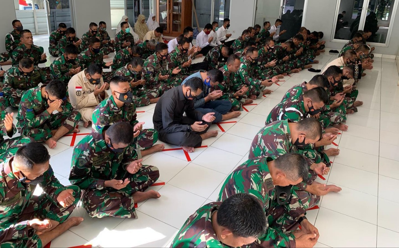 Prajurit TNI-AL Kendari menggelar Solat Gaib yang dipimpin oleh Komandan Pangkalan TNI-AL, Kolonel Laut (P) Andika Sry Mutia, atas gugurnya 53 prajurit Kapal Selam KRI Nanggala-402 (Foto: Hardiyono Zimani/SULTRAKINI.COM)