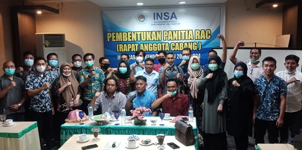 Para pengusaha bidang pelayaran foto bersama usai rapat pembentukan panitia RAC INSA Cabang Kendari, Jumat (9/4/2021). Foto: IST.