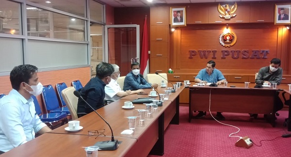 Suasana pertemuan antara pengurus PWI Pusat dan Pemerintah Provinsi Sultra bersama pengurus PWI Sultra di Kantor PWI Pusat, Rabu (7/4/2021). Foto: IST
