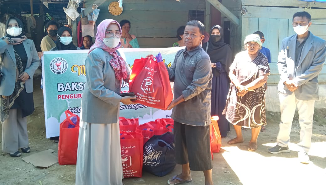Penyerahan bantuan paket sembako dari pengurus IAI Sultra kepada masyarakat kurang mampu (Foto: Hasrul Tamrin/SULTRAKINI.COM)