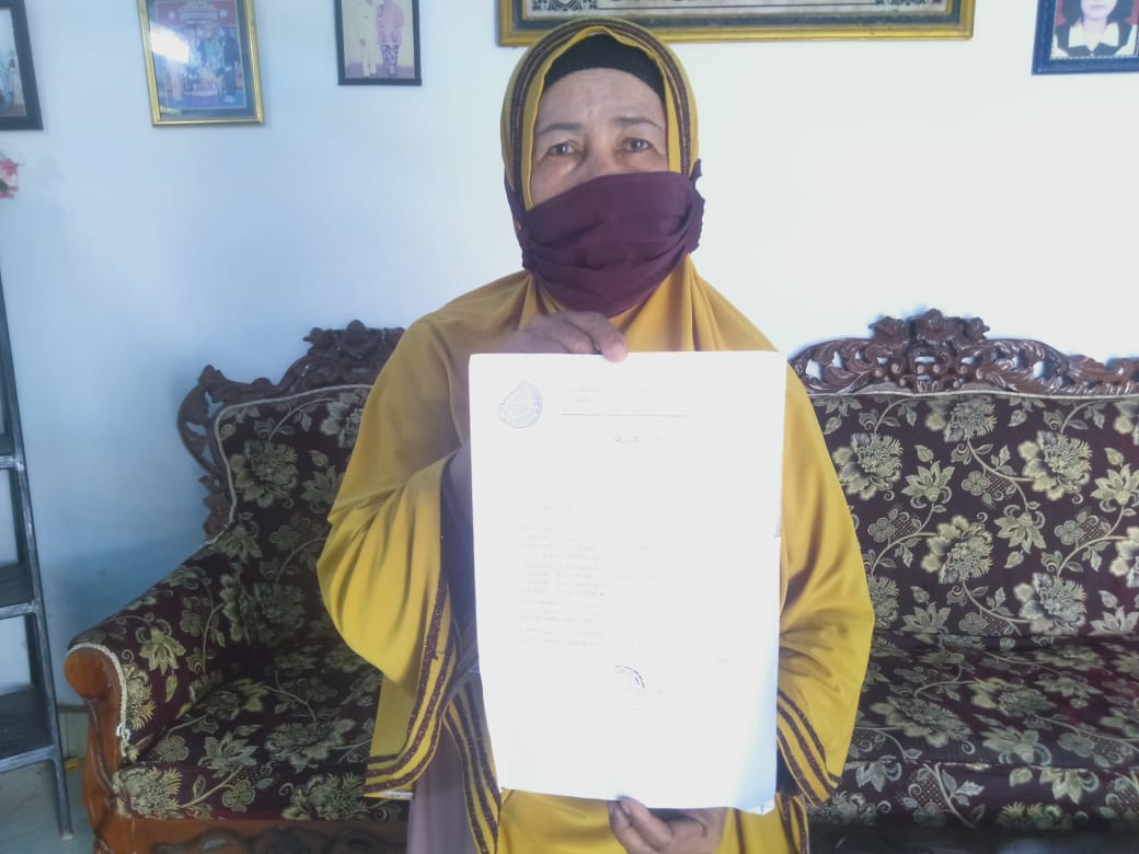 Istri antan Kepala Desa Lamomea Nurbaena saat memperlihatkan Surat Kepemilikan Tanah yang dipalsukan oleh SI, (Foto: Afdal/SULTRAKINI.COM) ﻿